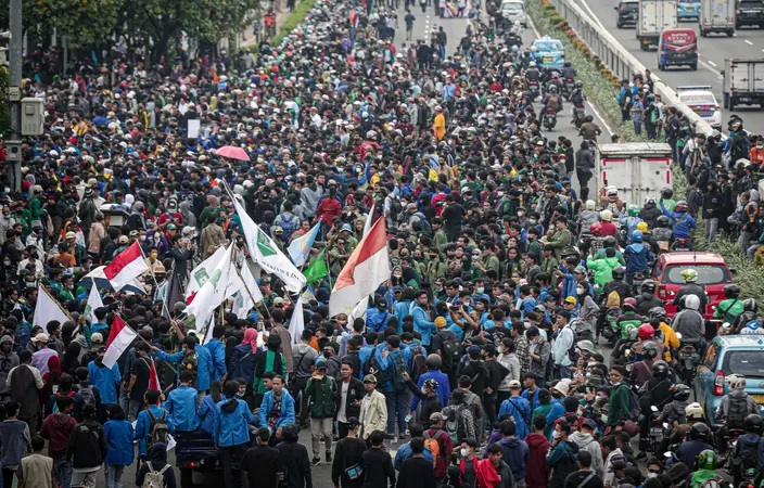 Demo DPR Ricuh, 3 Korban Dilarikan Ke RS Mintoharjo, 8 Lainnya Dirawat Di DPR Suasana demo di depan depan Gedung DPR. Foto : Ist