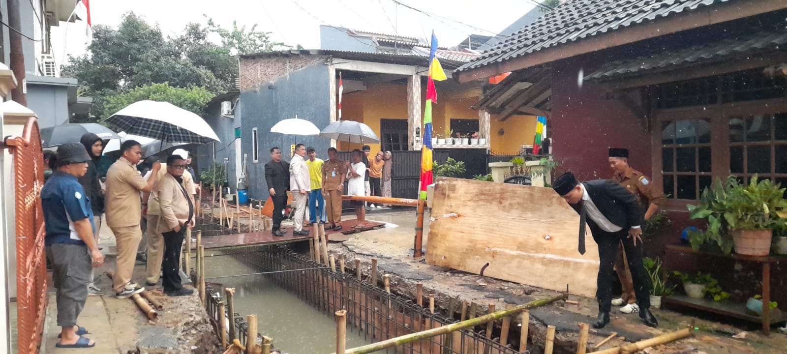 Dewan Pastikan Pekerjaan Sesuai Aturan & Jaga Kenyamanan Warga Komisi IV DPRD Kota Tangsel gelar sidak di proyek pembangunan long storage atau wadah penampungan air di Perumahan Pakujaya Permai, Kelurahan Pakujaya, Serpong Utara, Senin (11/8).
