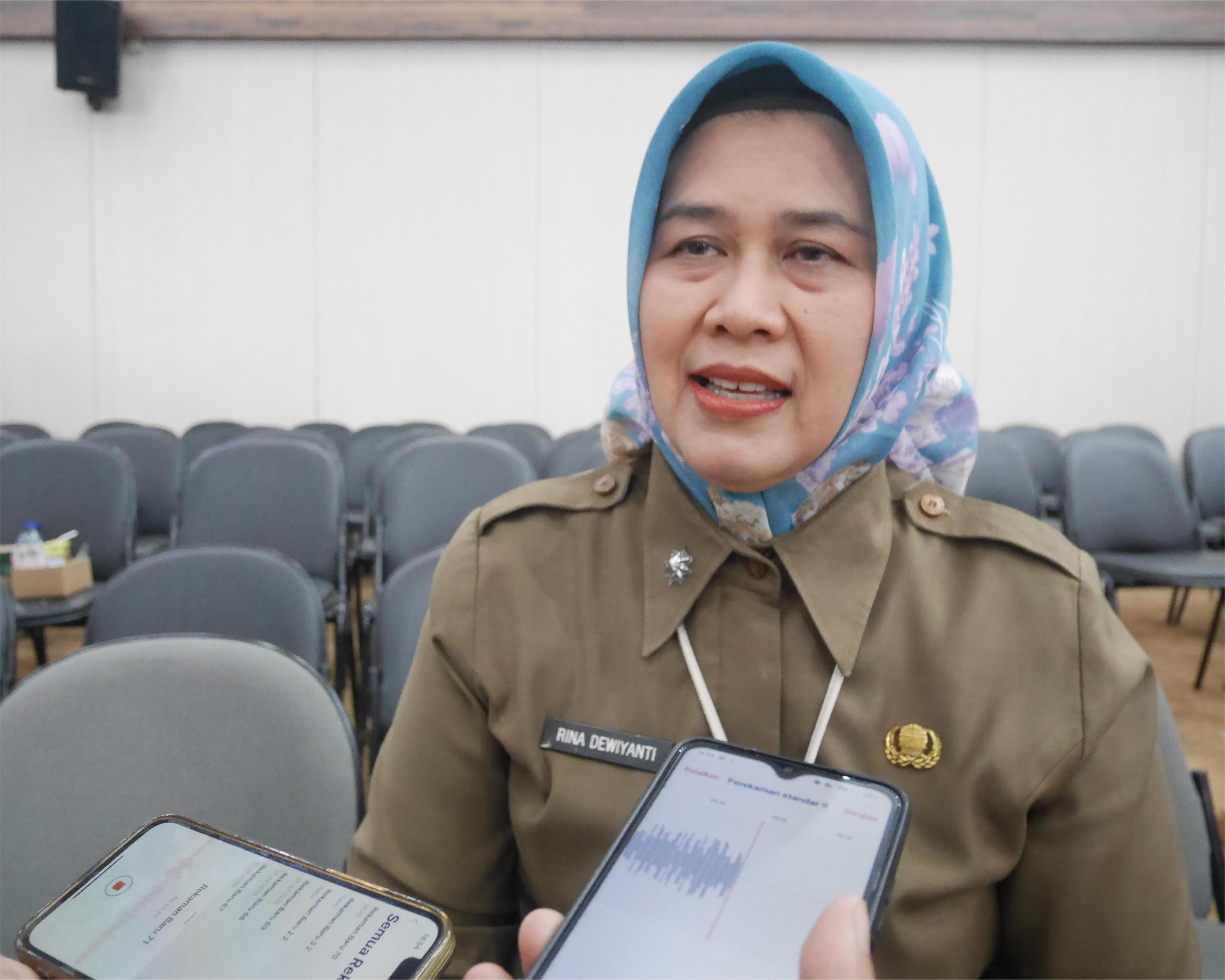 Kepala BPKAD Banten, Rina Dewiyanti, saat diwawancara di Gedung DPRD Banten, Selasa (5/8/2025).(Ari Supriadi/tangselpos)