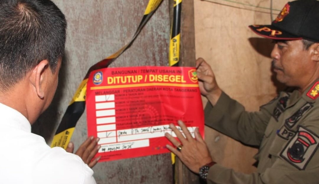 Diduga jadi tempat prostitusi sebuah bangunan di Neglasari ditutup Satpol PP. Foto : Ist