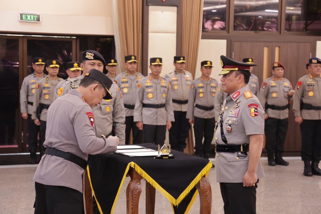 Kapolri Jenderal Pol. Listyo Sigit Prabowo resmi melantik Komjen Pol Prof. Dr. Dedi Prasetyo menjadi Wakapolri. Foto : Ist