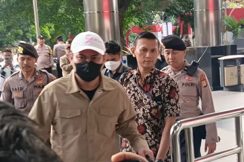 Bupati Koltim Abdul Aziz saa ttiba di Gedung KPK. Foto : Ist