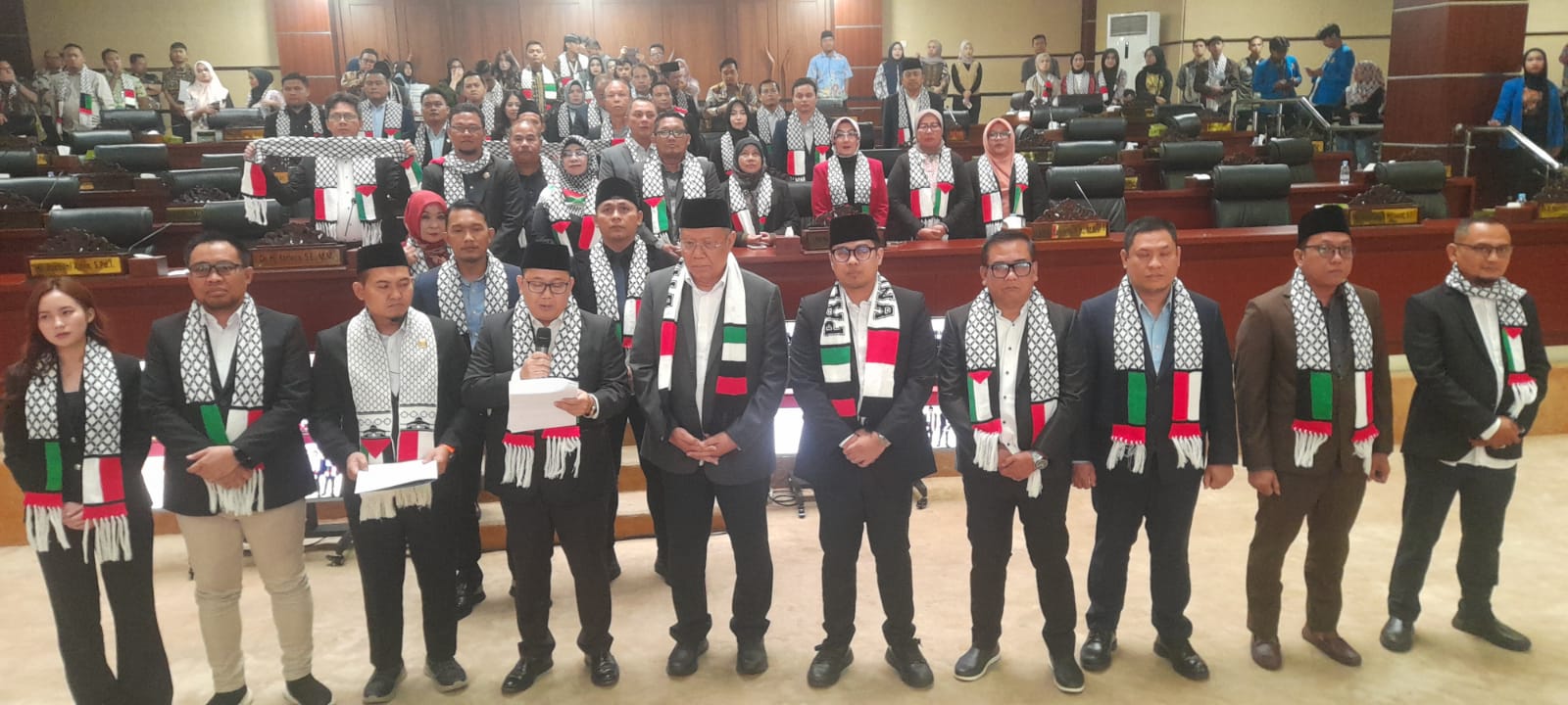 DPRD Kota Tamgsel tunjukan sikapnya dalam membela Palestina dengan mengenakan syal bendera Palestina dalam paripurna, Kamis (14/8).