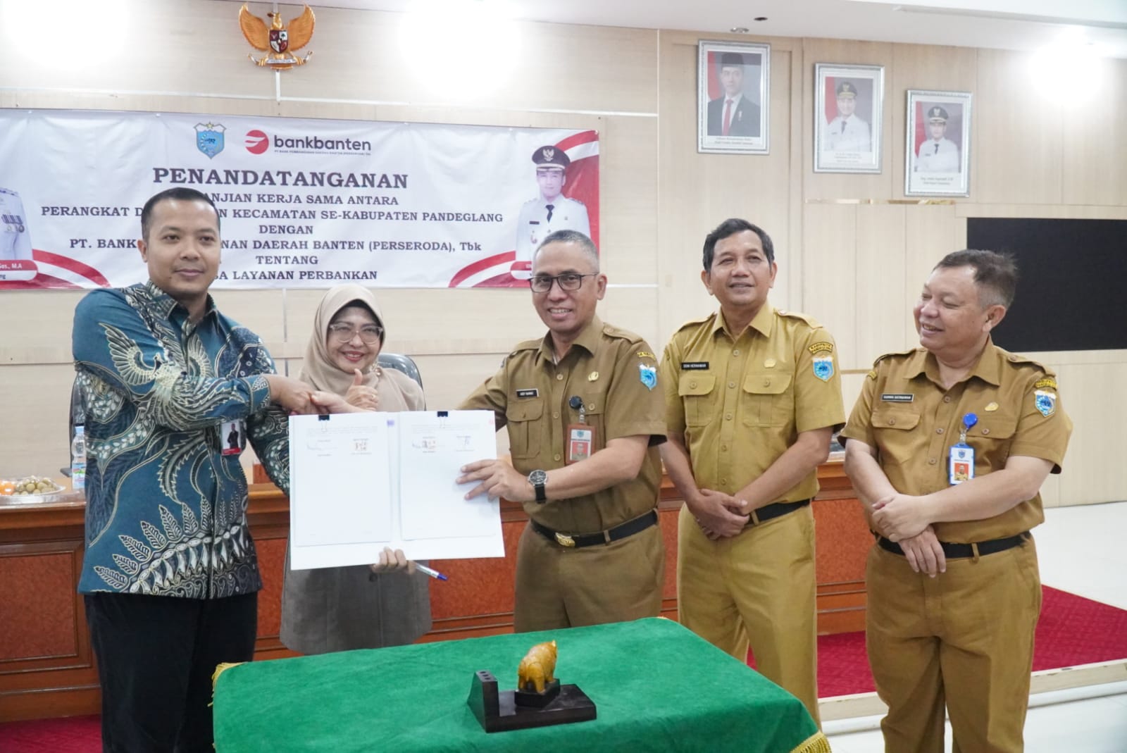 Gaji 478 PPPK Bakal Cair 3 September Bupati Pandeglang Raden Dewi Setiani didampingi Sekda Pandeglang dan jajaran lainnya, sedang menunjukan hasil PKS bersama pihak Bank Banten, di Oproom Setda Pandeglang, Senin (11/8).