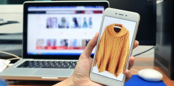 Gaya Hidup Digital Picu Mall Sepi Pembeli Ilustrasi pembelian baju via online. Foto : Ist