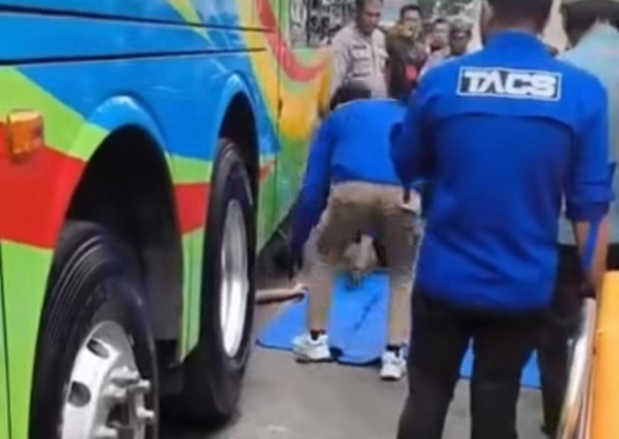 Geger! Ada Mayat Pria di Kolong Bus Terminal Poris Plawad, Diduga Terlindas Foto : Ist