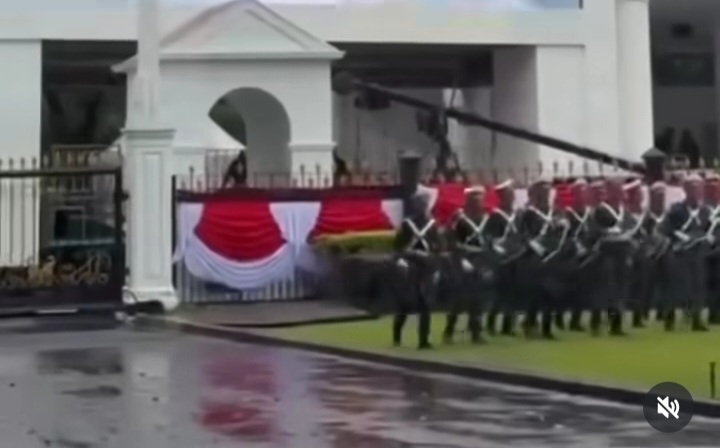 Gladi Kotor Upacara HUT Ke-80 RI Tetap Berjalan, Walau Istana Diguyur Hujan Gladi kotor upacara HUT RI ke 80 tetap berjalan walau Istana diguyur hujan. Foto : IG