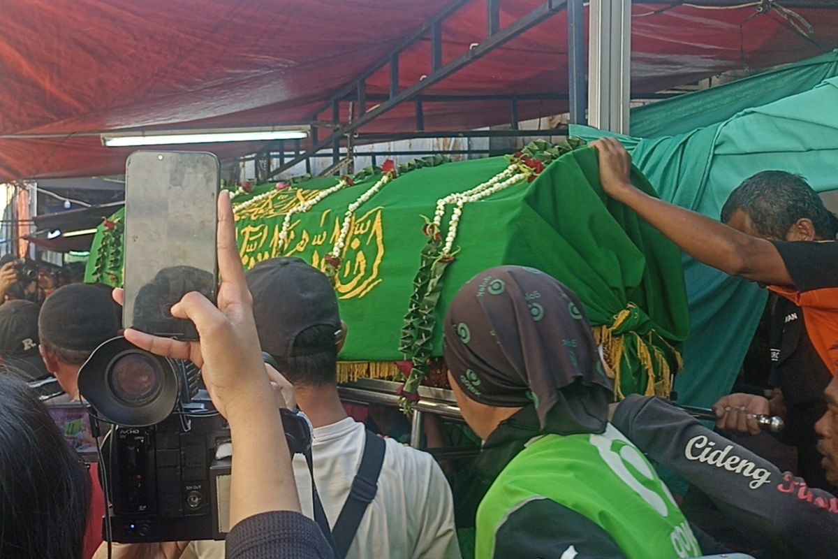 Grab Indonesia Beri Santunan Ke Mitra Korban Insiden Suasana pemakaman almarhum Affan Kurniawan di TPU Karet. Foto : Ist
