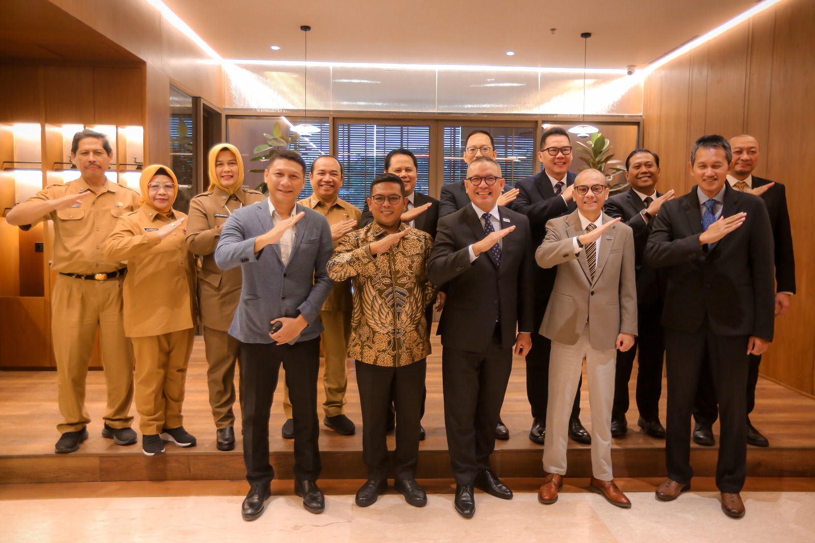 Gubernur Banten Andra Soni (baju batik) beserta jajaran Direksi PT Angkasa Pura Indonesia (Persero). Foto : Humas Pemprov