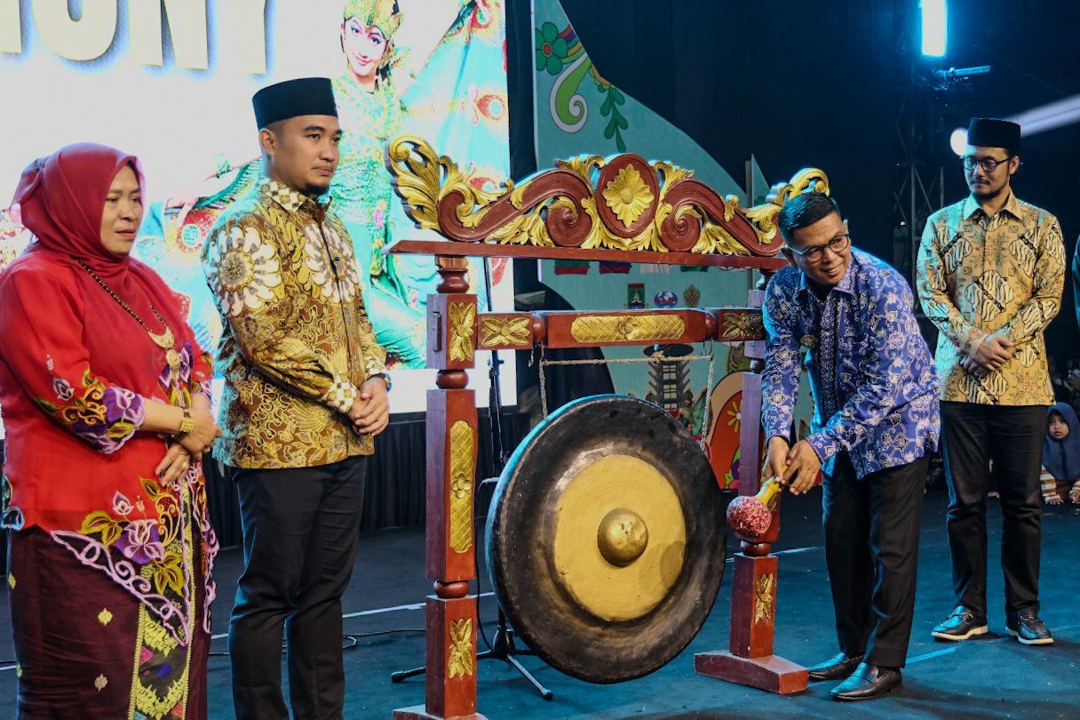 Gubernur Banten Andra Soni saat menutup Budaye Cilegon Fest and International Folk-Art (BCF-IFA) 2025. Foto : Humas Pemprov