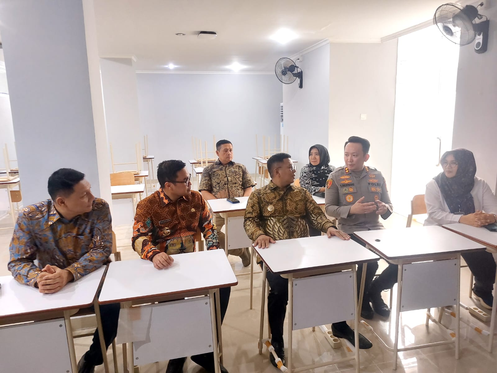 Gubernur Cerita Pahit Masa Kecil Ke Siswa Sekolah Rakyat Tangsel Gubernur Banten Andra Soni (no 3 dari kiri) saat meresmikan Sekolah Rakyat di Tangsel. Foto : Rahman/TP