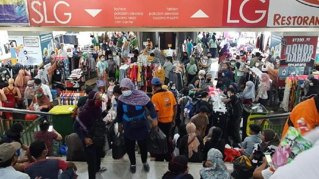 Keramaian pengunjung Pasar Tanah Abang. Foto ; Ist