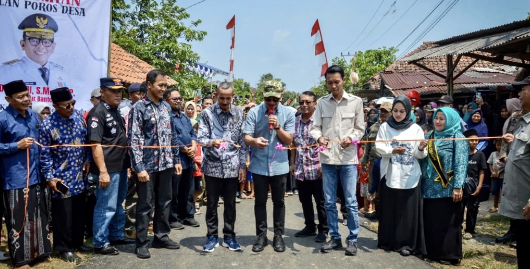 Bupati Hasbi didampingi Ketua DPRD Lebak dan jajaran lainnya, secara simbolis sedang menggunting pita peresmian jalan poros desa di Kampung Cidadap Desa Cidadap, Kecamatan Curugbitung, beberapa waktu lalu.