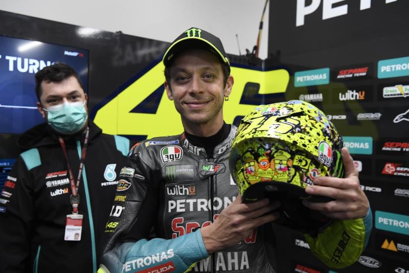 Helm Valentino Rossi Dilelang Seharga Rp 95 Juta Pembalsp MotoGP Valentino Rossi dan helm kesayangannya. Foto : Ist