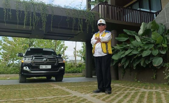Kepala Otorita Ibu Kota Nusantara (IKN) Basuki Hadimuljono di depan rumah Menteri di IKN. Foto : Ist