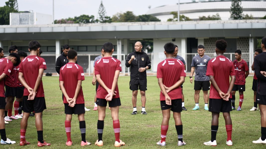 Pelatih Nova Arianto dan skuad Timnas U-17. Foto : Ist