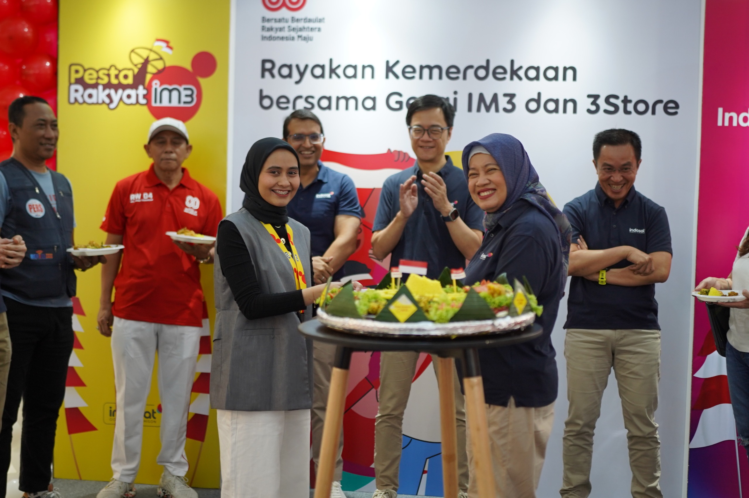 Indosat Rayakan Kemerdekaan Serentak di 52 Gerai IM3 dan 3Store Dalam rangka Hari Kemerdekaan Republik Indonesia ke-80 Indosat Ooredoo Hutchison (Indosat atau IOH) menggelar perayaan serentak di puluhan titik layanan Gerai IM3 dan 3Store yang tersebar di circle Jakarta Raya.(Istimewa)