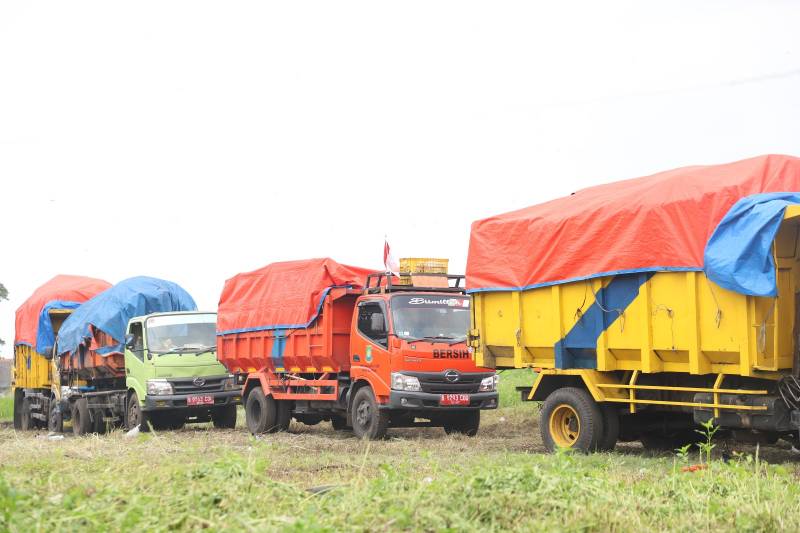 Isu Longsor Dan Kemacetan Di TPA Rawa Kucing Hoaks Truck pengangkut sampah masih beroperasi seperti biasa membuang sampah ke Tempat Pembuangan Akhir (TPA) Rawa Kucing, Kota Tangerang pada Kamis (28/8)