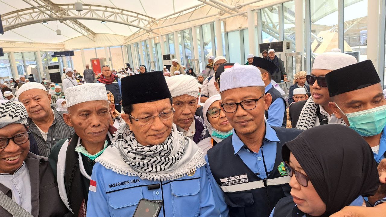 Menteri Agama Nasaruddin Umar bersama jamaah Indonesia berada di Bandara Madinah. Foto ; Ist