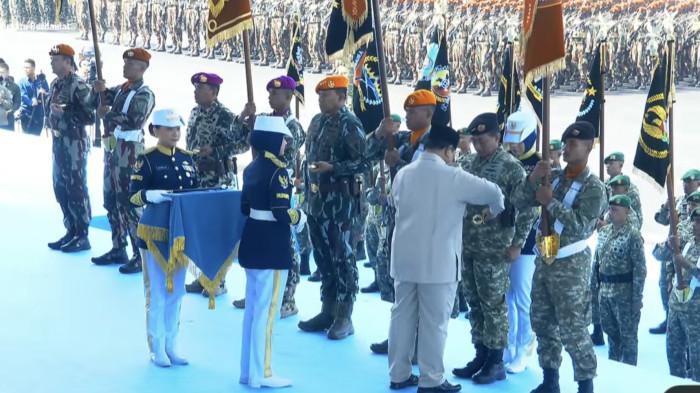 Presiden Prabowo saat melantik Letjen TNI Tandyo Budi Revita sebagai Wakil Panglima TNI dalam Upacara Kehormatan Militer di Pusat Pendidikan dan Latihan Pasukan Khusus (Pusdiklatpassus) TNI AD, Batujajar, Bandung Barat. Foto : Ist