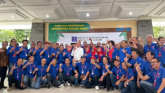 Jokowi Tak Pernah Bicara Warna Soal Isu Ijazah Palsu, Puji SBY Sebagai Negarawan Jokowi ketika menghaditi Reuni Fakultas Kehutanan UGM. Foto : Ist