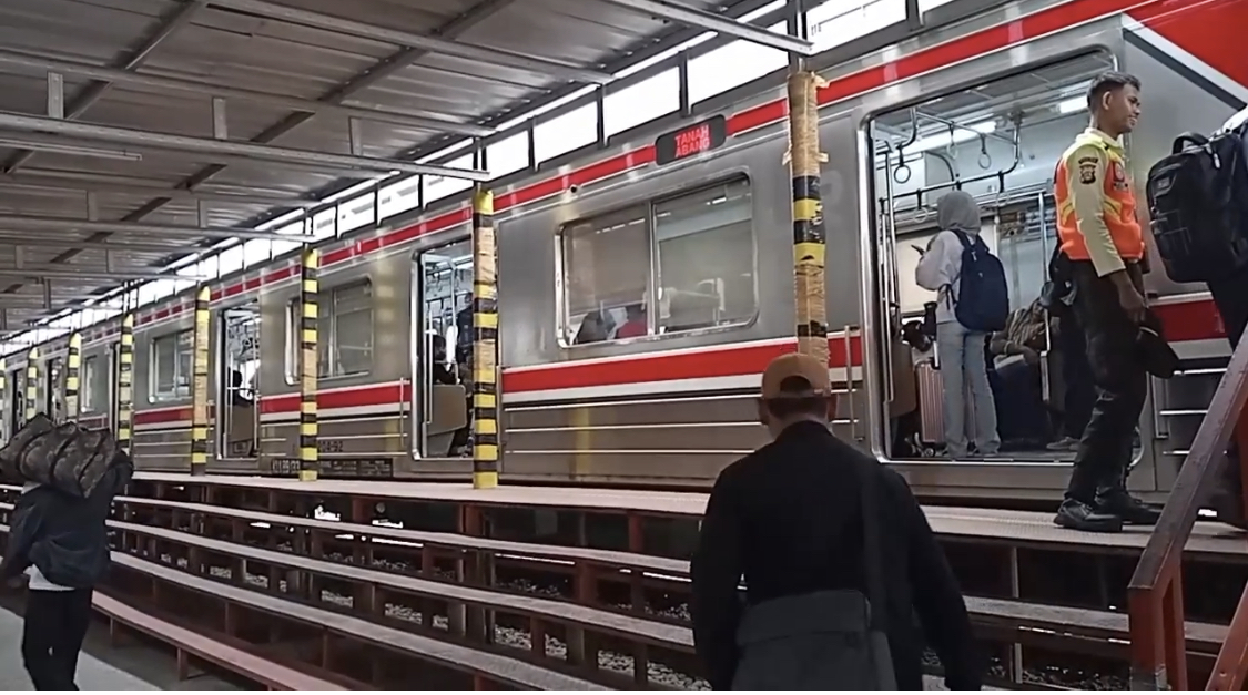 KAI Hadirkan Kereta Khusus Pedagang dan Petani Stasiun Rangkasbitung, Kabupaten Lebak, suasananya terlihat ramai para penumpang sedang masuk ke dalam kereta, Selasa (26/8).