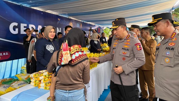 Kapolri Tinjau GPM Polda Banten, 27 Ton Beras SPHP Telah Disalurkan Ke Masyarakat Kapolri Jenderal Listyo Sigit Prabowo saat meninjau pelaksanaan Gerakan Pangan Murah (GPM) yang digelar Polda Banten. Foto : Ist