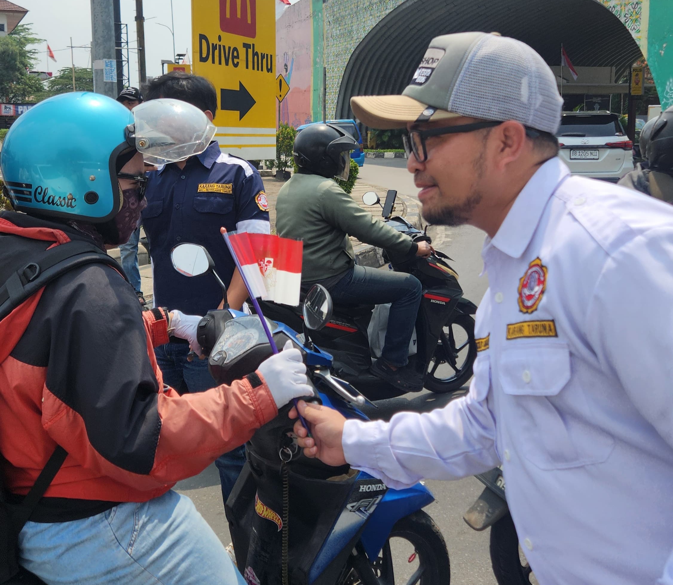 Karang Taruna Bagikan Ribuan Bendera Merah Putih di Pamulang Pembagian bendera merah putih oleh Karang Taruna Pamulang di wilayah Pamulang. Foto : Ist
