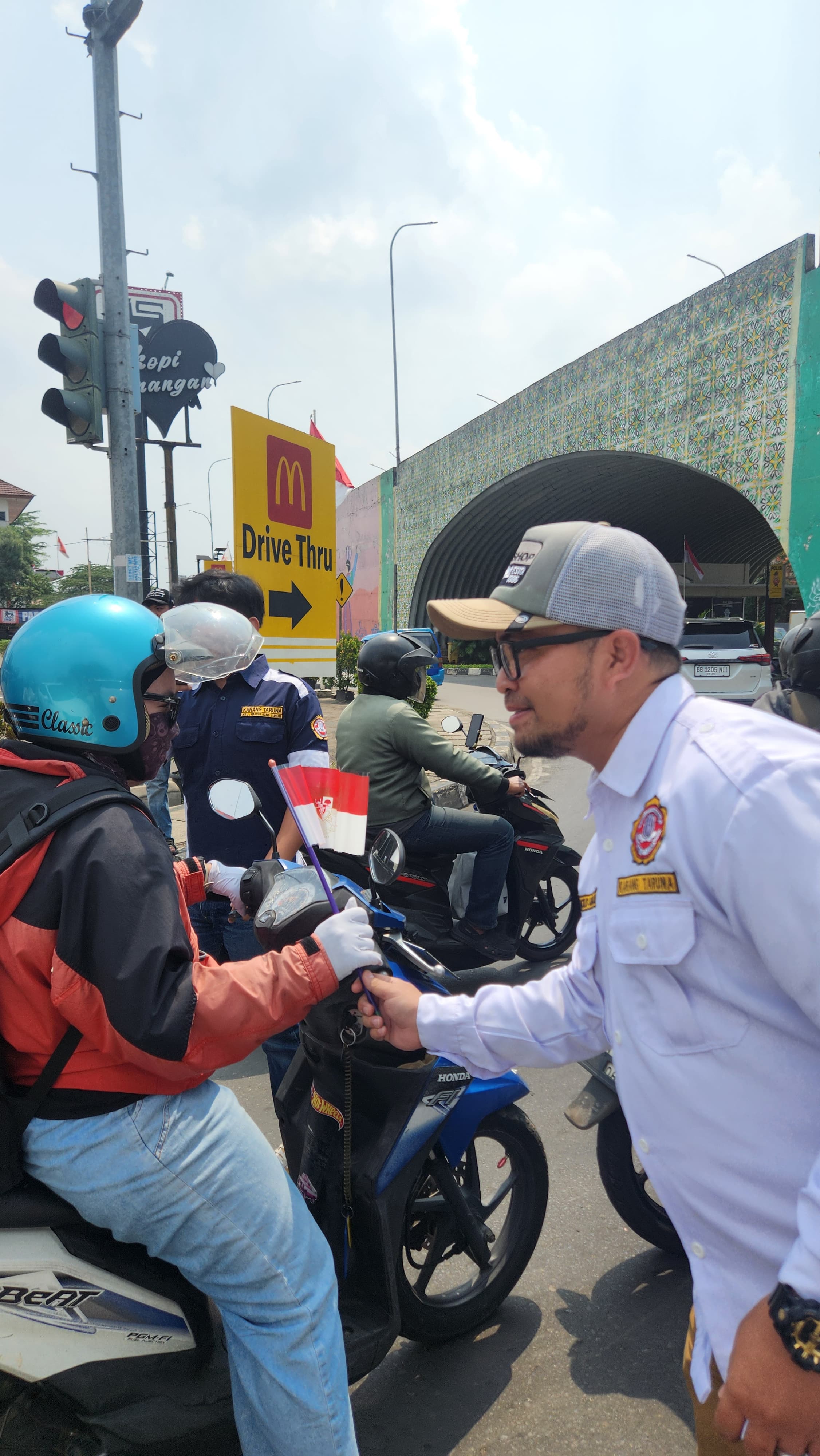 Karang Taruna Kecamatan Pamulang, Kota Tangerang Selatan (Tangsel) membagikan ribuan bendera merah putih, Senin (11/08/2025). (angselpos.id/irm)