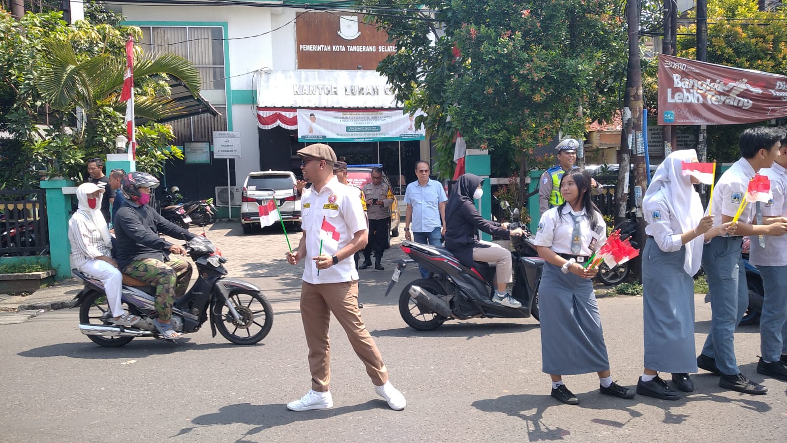 Karang Taruna dan Siswa SMAN 1 Tangsel Bagikan 1.000 Bendera ke Masyarakat Foto : Ist