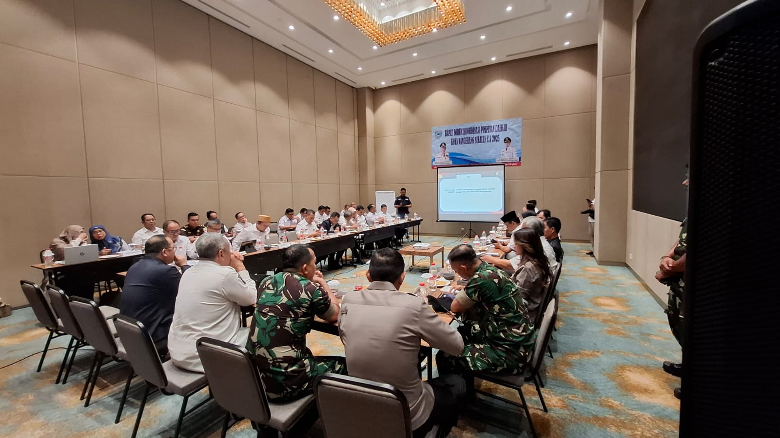 Kasus Kekerasan Perempuan & Anak Jadi Sorotan, Pemkot Tangsel Siapkan Hotline Khusus Aduan Benyamin saat memimpin rapat koordinasi lintas instansi di wilayah Serpong, Selasa (13/8). (Ist)