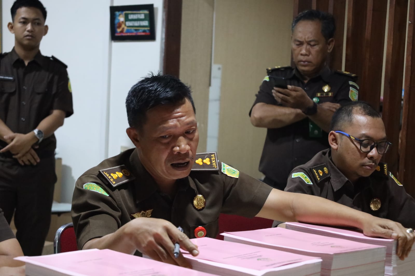 Kejati Banten Serahkan Berkas Perkara Korupsi Sampah Tangsel, Negara Dirugikan Rp21,6 Miliar Foto : Ist1