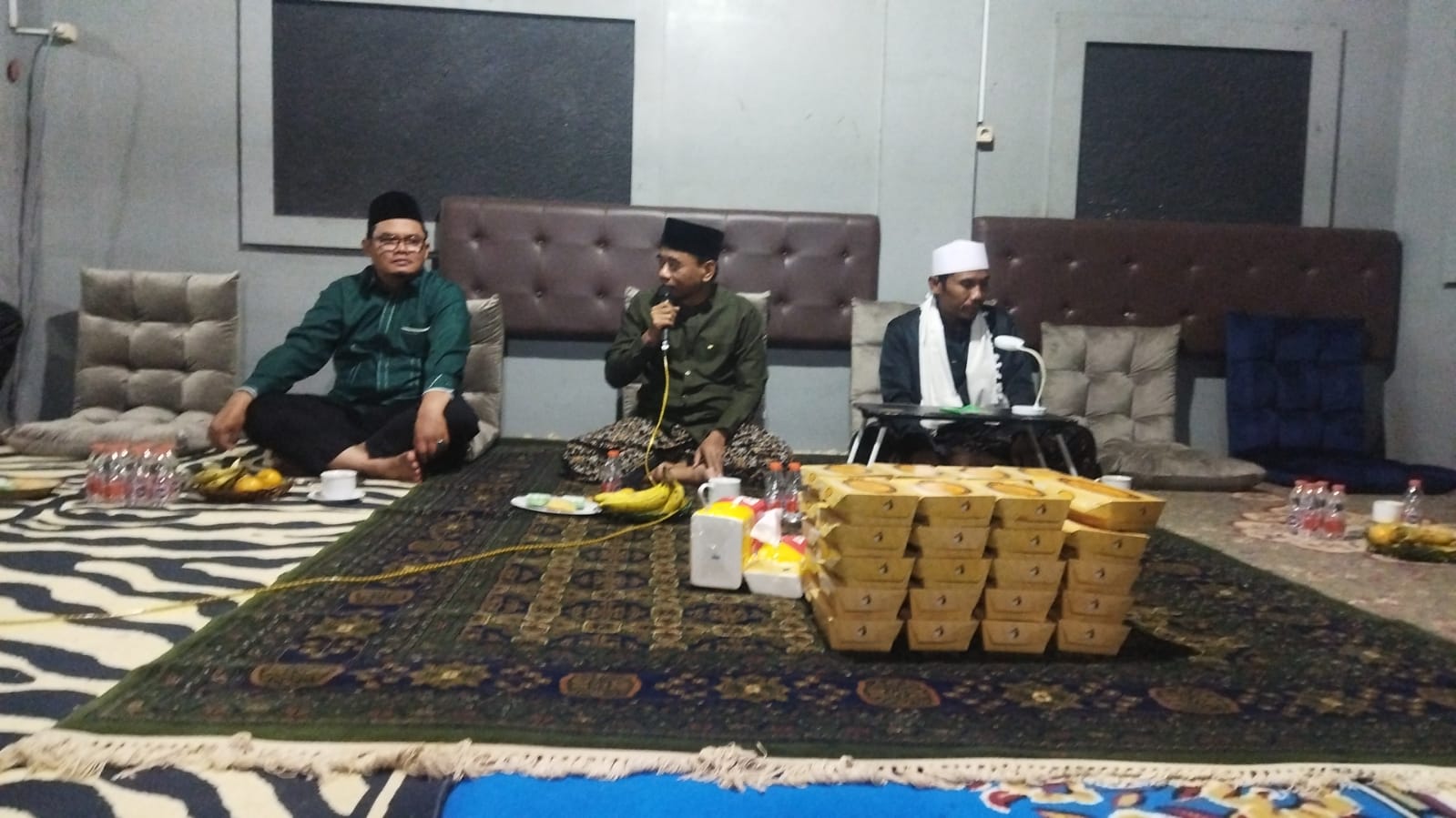 Menggelar manakib di kediamannya, Kelurahan Lengkong Gudang Timur, Kecamatan Serpong, Minggu (24/8) malam.