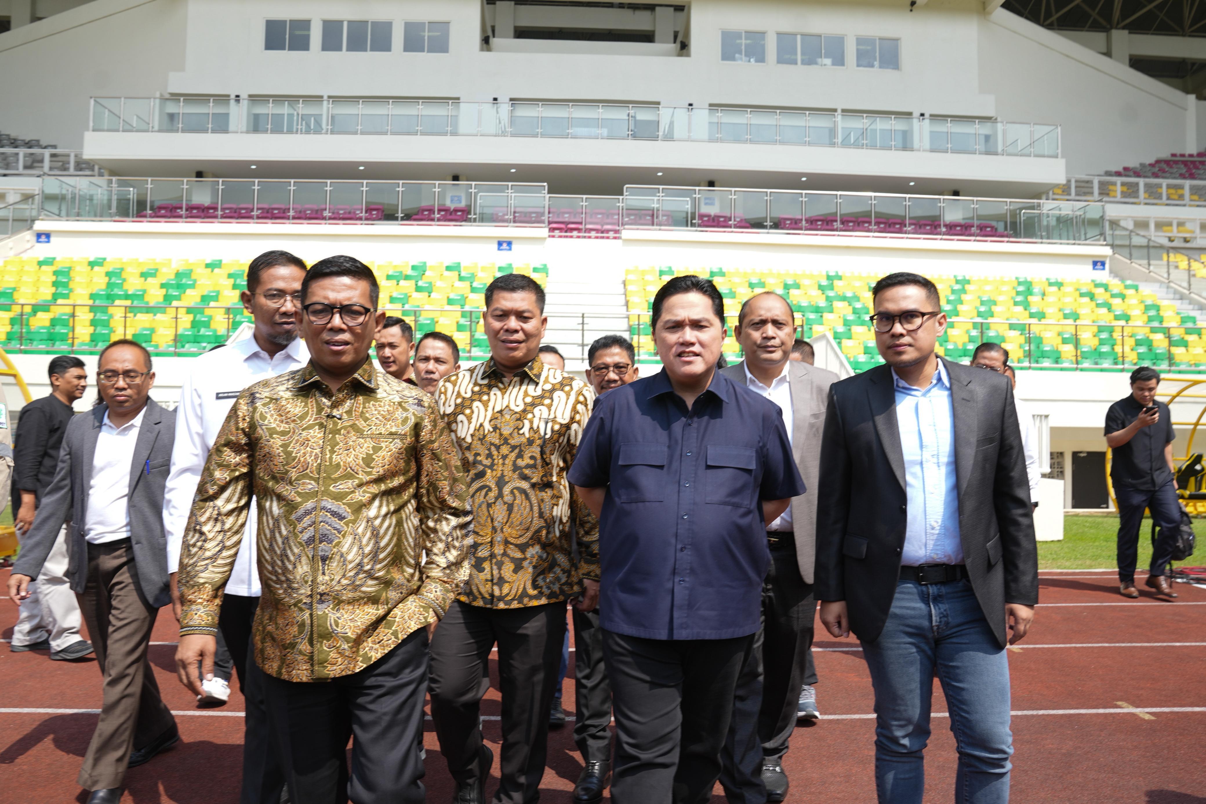 Ketum PSSI Erick Thohir (depan tengah) saat mengunjungi Stadion Internasional Banten. Foto : Ist