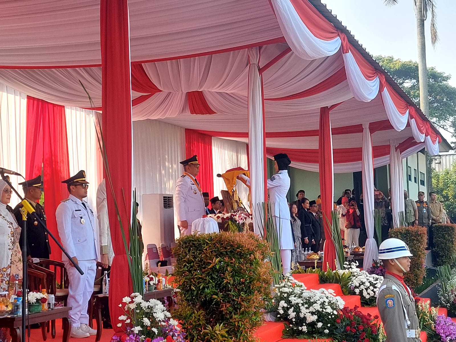 Suasana khidmat menyelimuti Lapangan Batalyon Kavaleri 9, Kecamatan Serpong Utara, Minggu (17/8). (tangselpos.id/rmn)