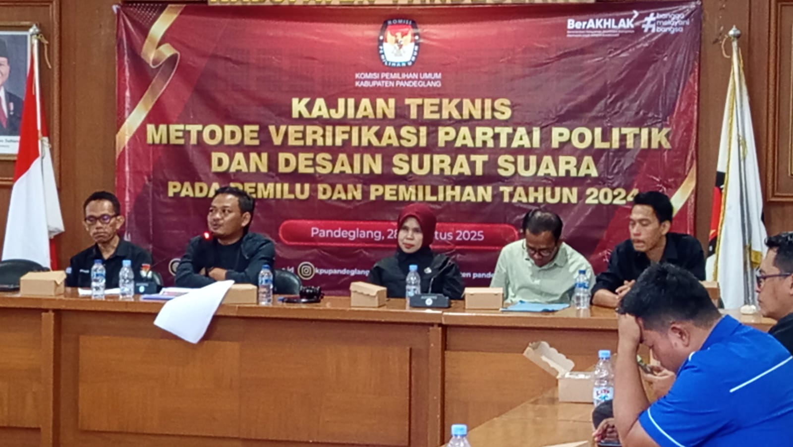 KPU Pandeglang Kaji Persiapan Pemilu Mendatang Pihak KPU Pandeglang bersama para pihak lainnya sedang melakukan metode verifikasi Parpol dan desain surat suara, Ruang Bamus DPRD Pandeglang, Kamis (28/8).