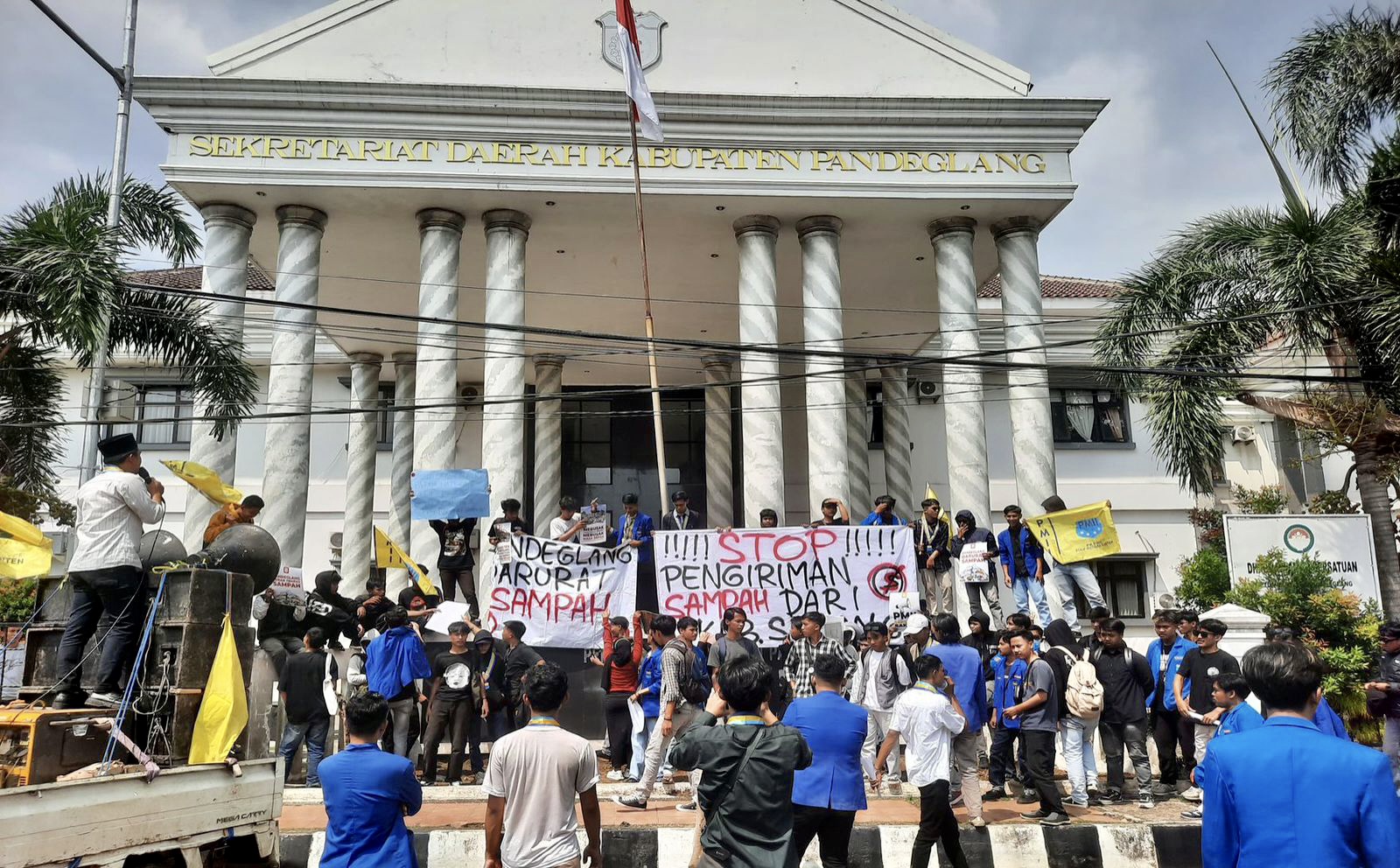 Lagi, Aktivis PMII Tolak MoU Sampah Tangsel & Serang Ratusan aktivis PMII Kabupaten Pandeglang sedang melakukan unjuk rasa penolakan MoU sampah Tangsel dan Serang, di Kantor Bupati Pandeglang, September 2024 lalu.