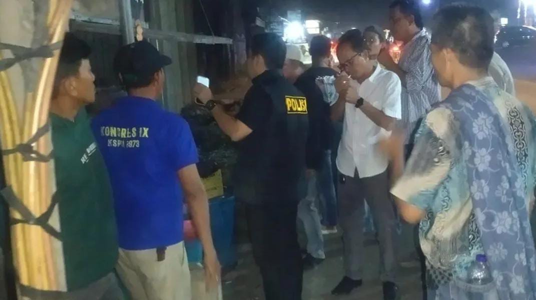 Lapak Penjual Tuak di Serang Digerebek Polisi, Masyarakat Resah Aparat saat melakukan penggrebekan sebuah Lapak di daerah Kampung Citawa. Foto : Ist