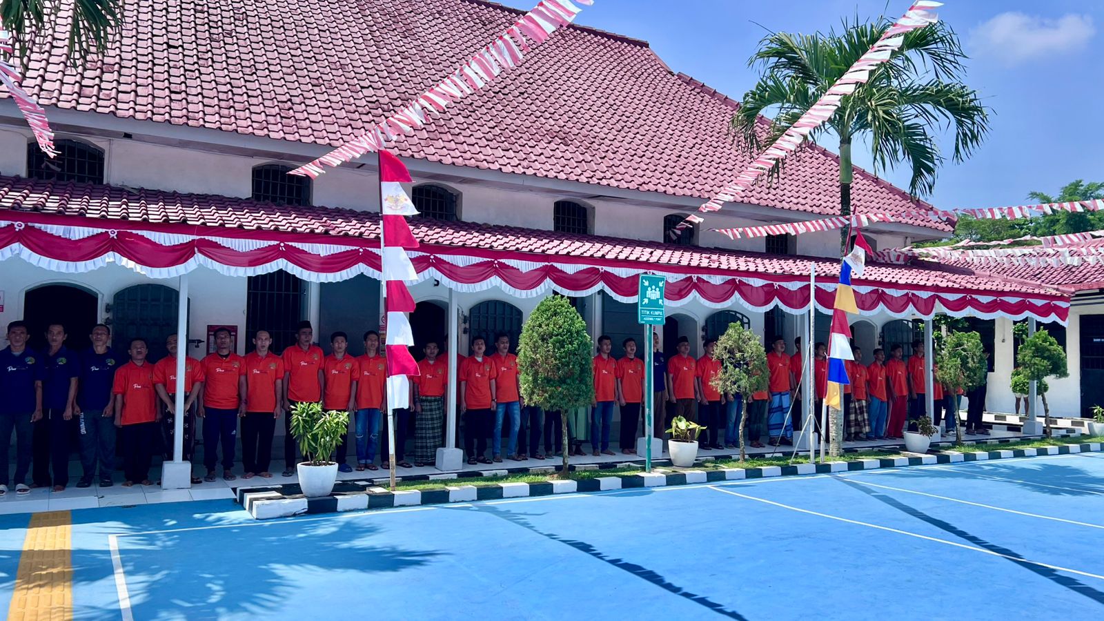 Lapas Rangkasbitung Putar Lagu Indonesia Raya Setiap Hari Para petugas dan warga binaan Lapas Kelas III Rangkasbitung, Kabupaten Lebak sedang mendengar sambil menyanyikan langsung lagu Indonesia Raya, Selasa (26/8).