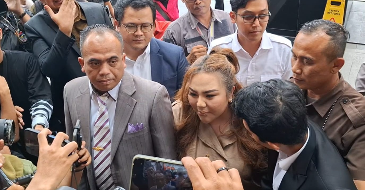 Lisa Mariana ketika datang di Gedung KPK. Foto : Ist