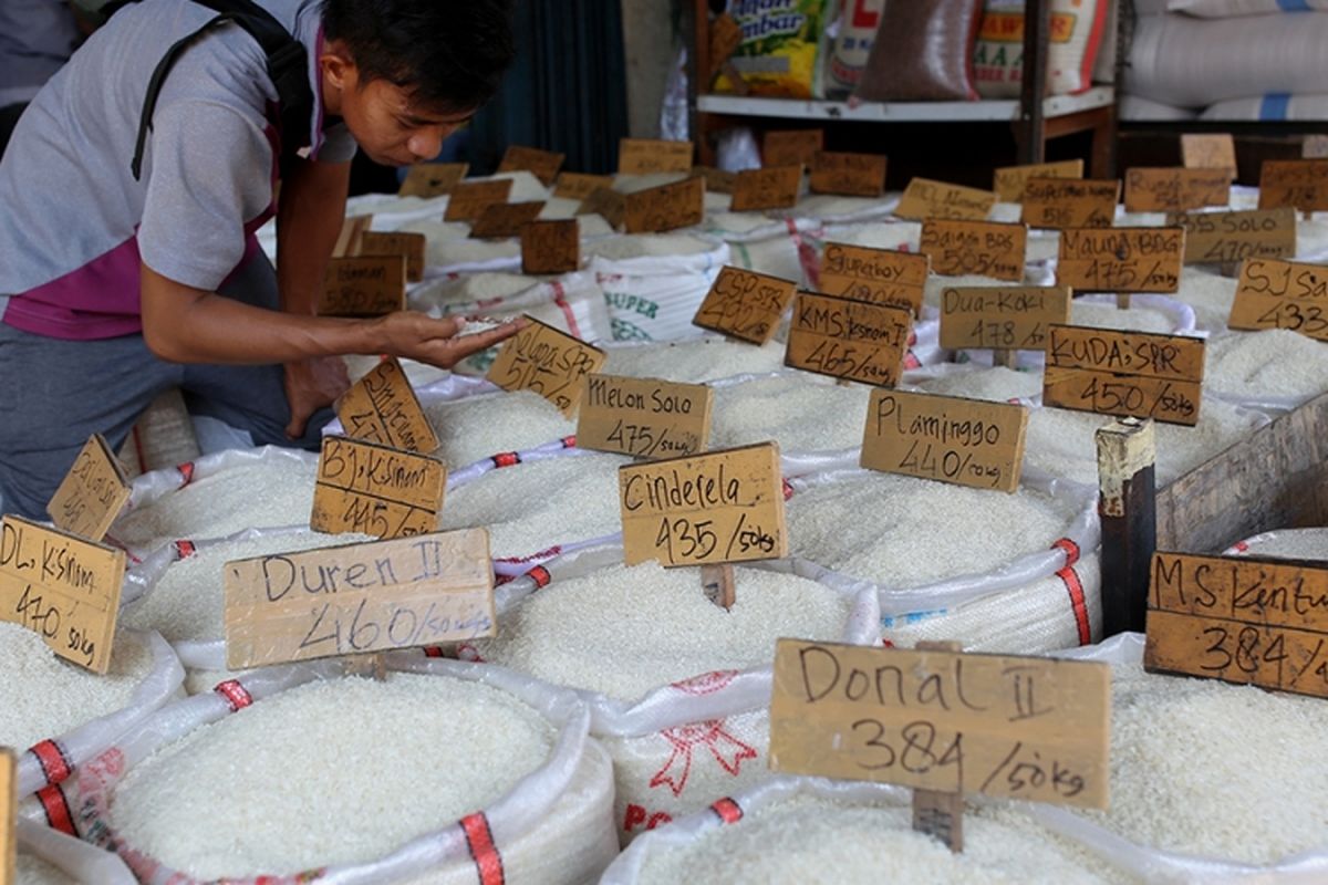 Pedagang beras eceran. Foto : Ist