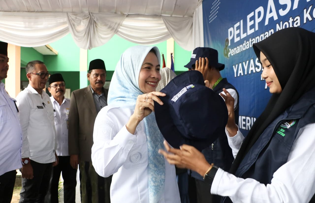 Bupati Serang Ratu Zakiyah saat melepas kuliah kerja nyata (Kukerta) mahasiswa Sekolah Tinggi Agama Islam (STAI) Assalamiyah. Foto : Ist