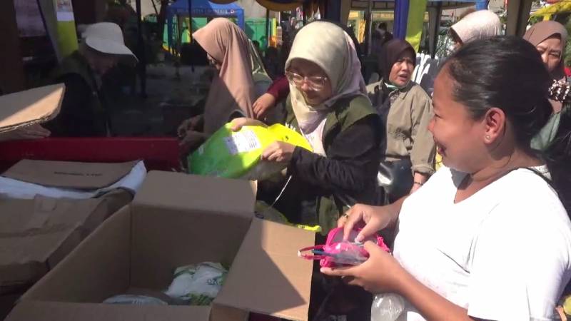 Masyarakat Antusias Manfaatkan GPM Serentak Nasional Warga Kota Tangerang tampak menyambangi salah satu lokasi pelaksanaan Gerakan Pangan Murah (GPM) serentak Nasional dalam memperingati Hari Ulang Tahun (HUT) ke-80 Republik Indonesia, Sabtu (30/8).