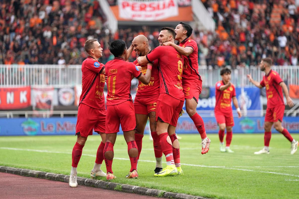Selebrasi skuad Persija usai menang 3-0 dari Persis Solo. Foto : Ist