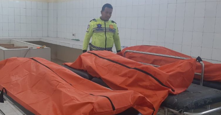 Minibus Gagal Nyalip Tabrak Truk Tronton Di Tol Cipali, 3 Tewas, 3 Luka-Luka Tiga jenasah korban tabrakan minibus lawan truk di tol Cipali. Foto : Ist