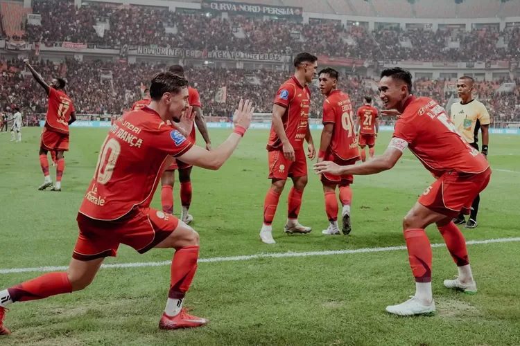 Modal Kemenangan Telak, Persija Siap Hadang Persis Selebrasi skuad Persija usai menang 4-0 dari Persita. Foto : Ist