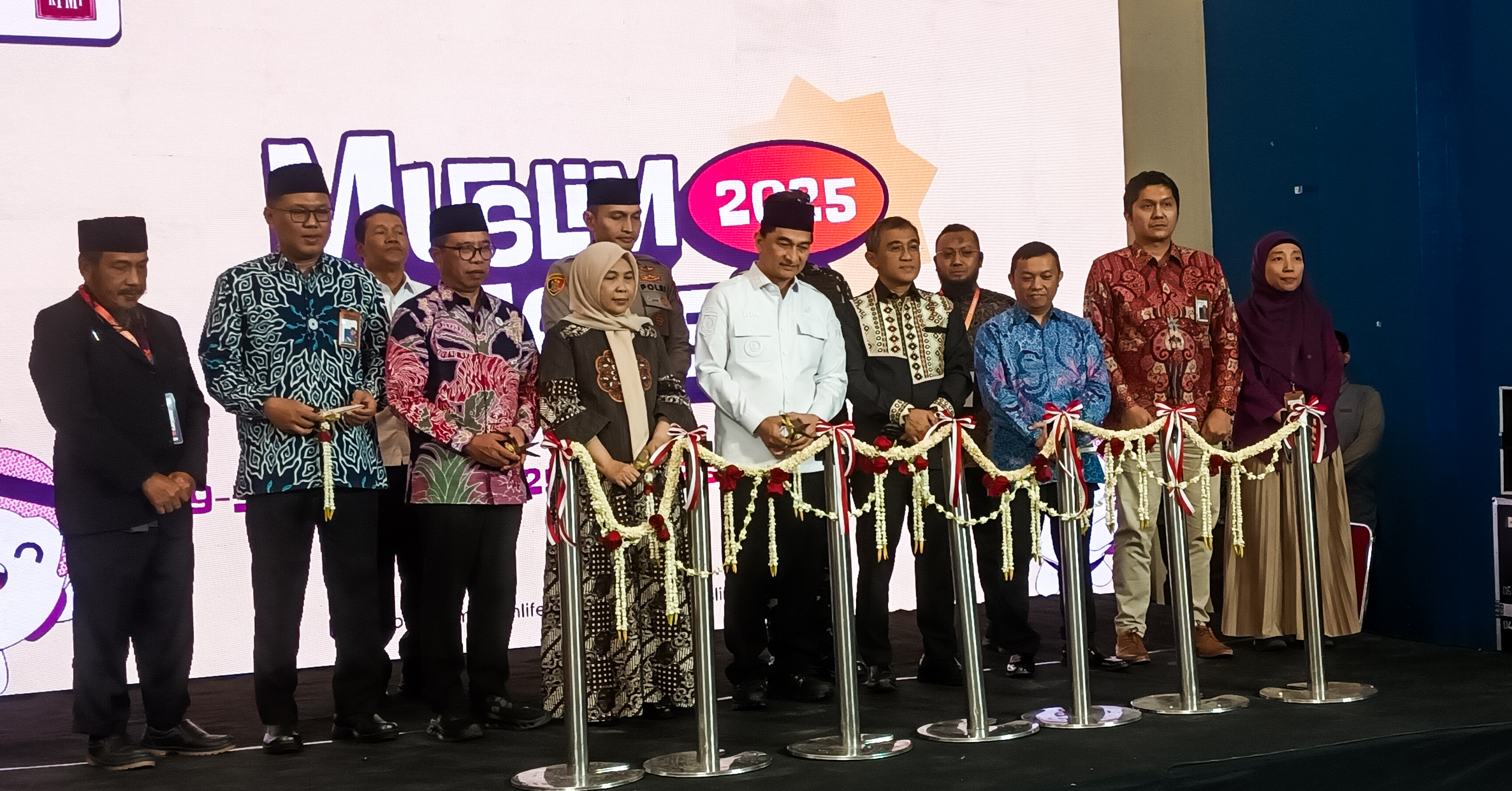 Muslim LifeFest 2025 Resmi Dibuka di ICE BSD Pembukaan Muslim LifeFest 2025 dihadiri sejumlah pejabat penting, mulai dari perwakilan Kemendag, KNEKS, KPMI, BPJPH Kemenag, Bank Indonesia, hingga Wakil Gubernur Banten di ICE BSD, Tangerang, Jum'at (29/08/2025). (tangselpos.id/lim)