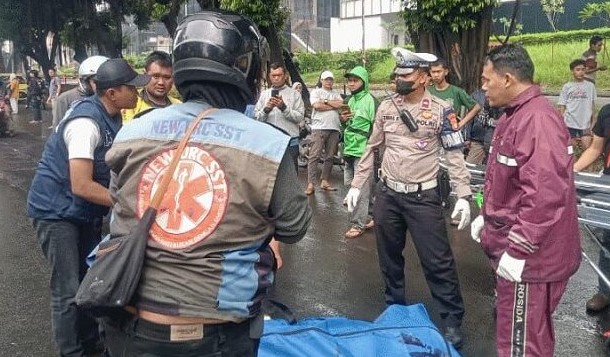 Aparat dan warga sedang mengevakuasi korban kecelakaan di Jenderal Sudirman, Kecamatan Tangerang, Kota Tangerang. Foto : Ist