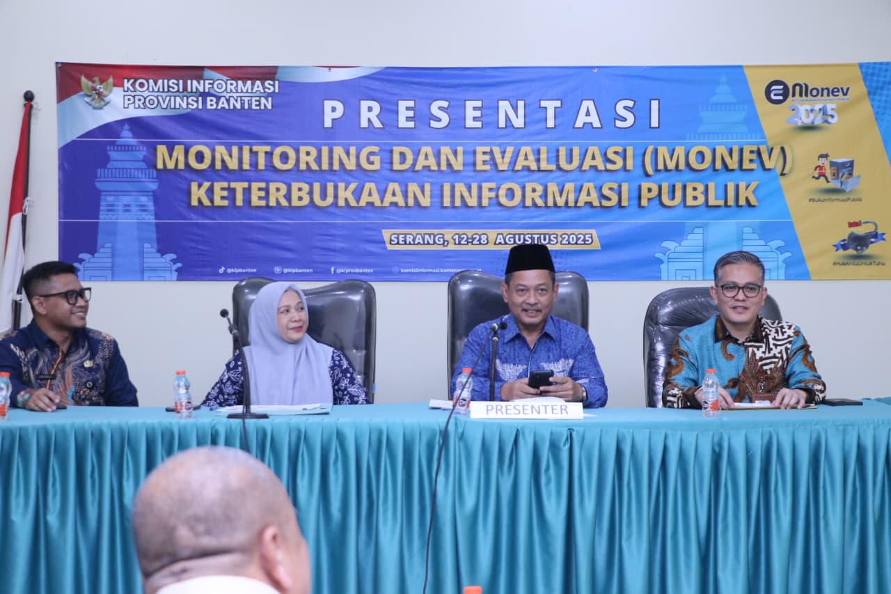 PRESENTASI. Wakil Bupati Serang, Muhammad Najib Hamas (ketiga dari kiri) saat Presentasi Monitoring dan Evaluasi (Monev) Keterbukaan Informasi Publik di Sekretariat Komisi Informasi (KI) Provinsi Banten Kemang, Kota Serang pada Kamis (21/8/2025).