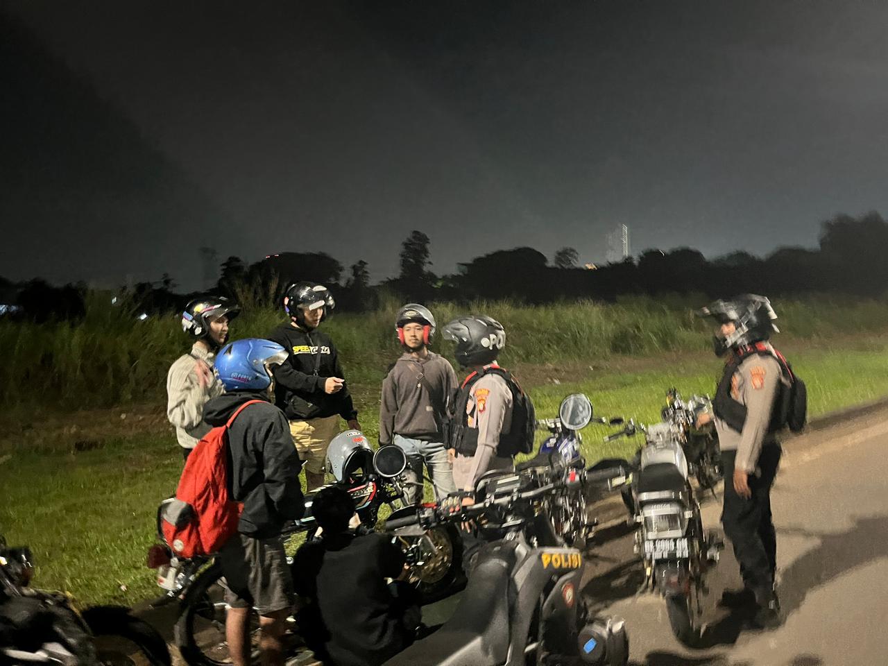 Operasi Cipta Kondisi Di BSD, Polres Terjunkan 9 Personel PATROLI - Polres Tamgsel gelar patroli di bebeberapa titik gua mencegah terjadinya kejahatan malam di wilayah hukum Polres Tangsel.